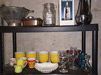 Lot 72 - keukenmateriaal en huisraad. inhoud rek - afbeelding 2 van  5