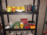 Lot 72 - keukenmateriaal en huisraad. inhoud rek - afbeelding 3 van  5