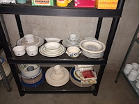 Lot 72 - keukenmateriaal en huisraad. inhoud rek - afbeelding 4 van  5