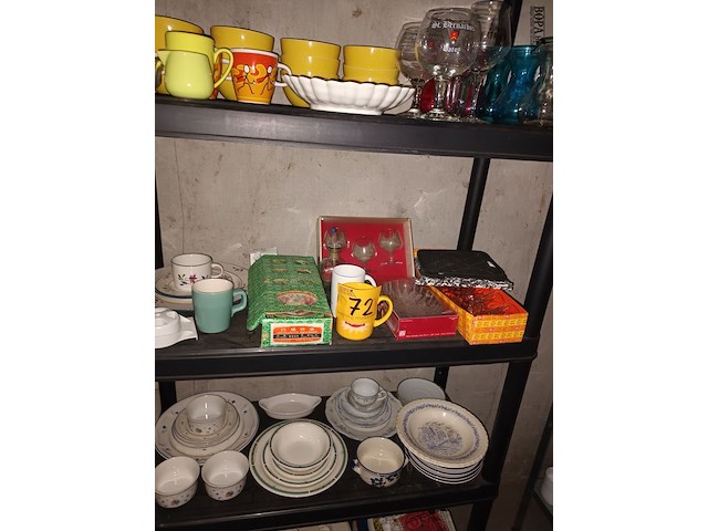 Lot 72 - keukenmateriaal en huisraad. inhoud rek - afbeelding 5 van  5