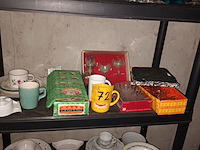 Lot 72 - keukenmateriaal en huisraad. inhoud rek - afbeelding 5 van  5