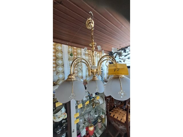 Lot 72 - klassieke kroonluchter - 3 armen met matte glazen kappen, de - afbeelding 1 van  4