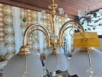 Lot 72 - klassieke kroonluchter - 3 armen met matte glazen kappen, de - afbeelding 1 van  4