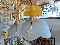 Lot 72 - klassieke kroonluchter - 3 armen met matte glazen kappen, de - afbeelding 2 van  4