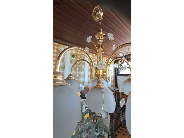 Lot 72 - klassieke kroonluchter - 3 armen met matte glazen kappen, de - afbeelding 3 van  4