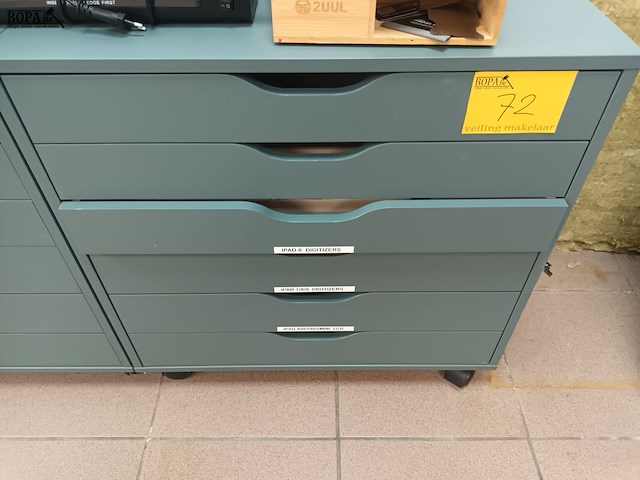 Lot 72 - ladeblok met inhoud - afbeelding 1 van  7