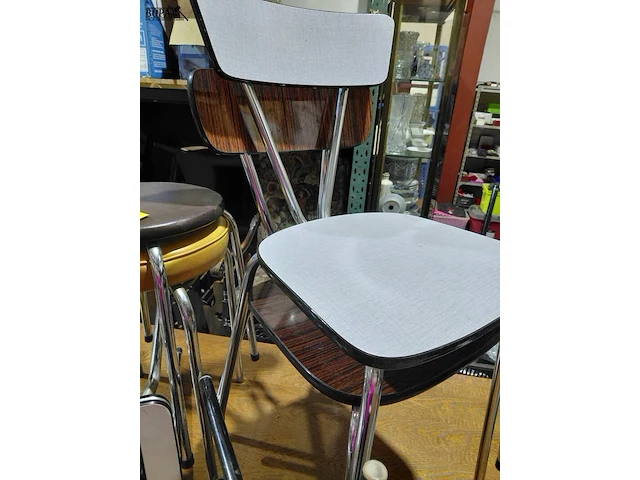 Lot 72 - lot allerlei retro stoelen - 7 stuks - afbeelding 3 van  5