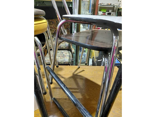 Lot 72 - lot allerlei retro stoelen - 7 stuks - afbeelding 4 van  5