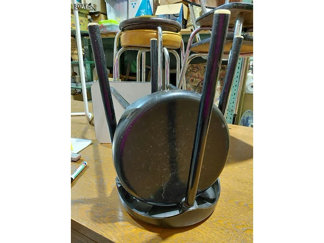 Lot 72 - lot allerlei retro stoelen - 7 stuks - afbeelding 5 van  5