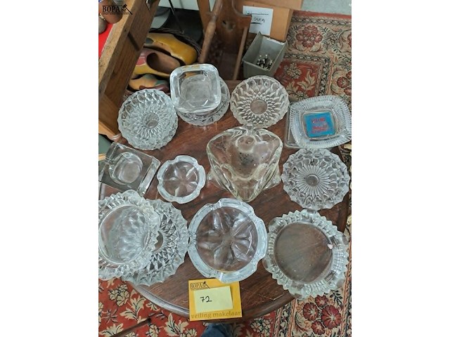 Lot 72 - lot glazen asbakken: retro en geslepen glas - afbeelding 1 van  3