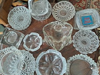 Lot 72 - lot glazen asbakken: retro en geslepen glas - afbeelding 1 van  3