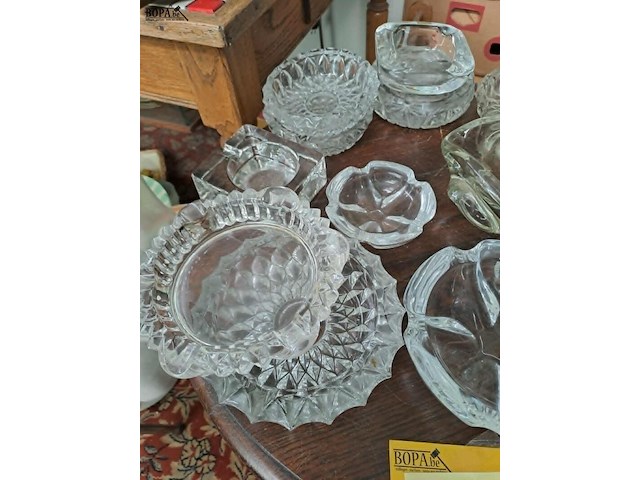 Lot 72 - lot glazen asbakken: retro en geslepen glas - afbeelding 2 van  3
