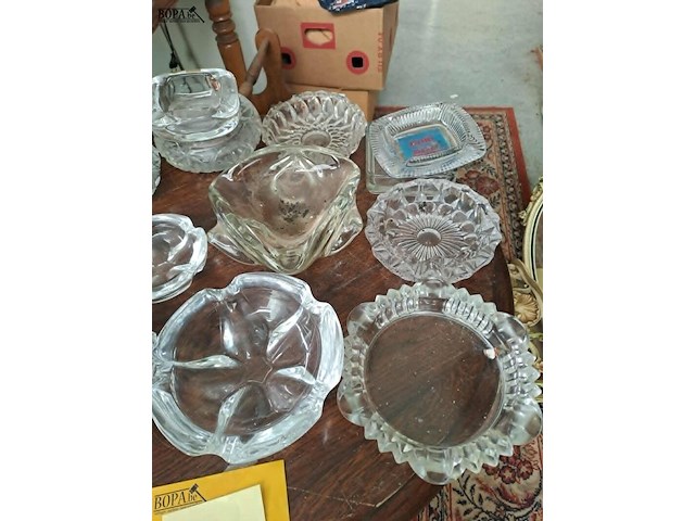 Lot 72 - lot glazen asbakken: retro en geslepen glas - afbeelding 3 van  3