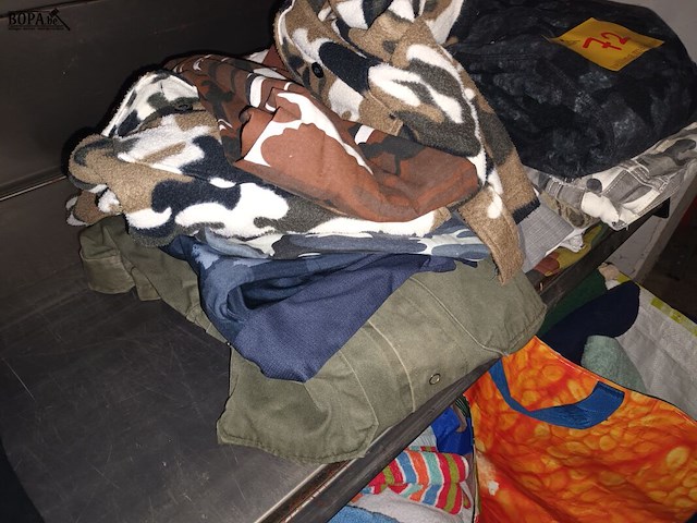 Lot 72 - lot kledij met legerprint - afbeelding 3 van  3