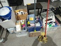 Lot 72 - lot poetsmateriaal - afbeelding 1 van  6