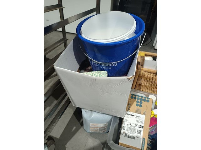 Lot 72 - lot poetsmateriaal - afbeelding 6 van  6