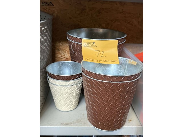 Lot 72 - metalen inox bloempotten, gevlochten leder - afbeelding 1 van  2