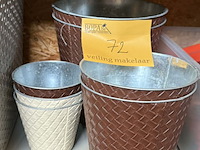 Lot 72 - metalen inox bloempotten, gevlochten leder - afbeelding 1 van  2