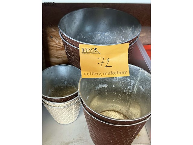 Lot 72 - metalen inox bloempotten, gevlochten leder - afbeelding 2 van  2