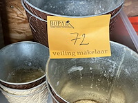 Lot 72 - metalen inox bloempotten, gevlochten leder - afbeelding 2 van  2