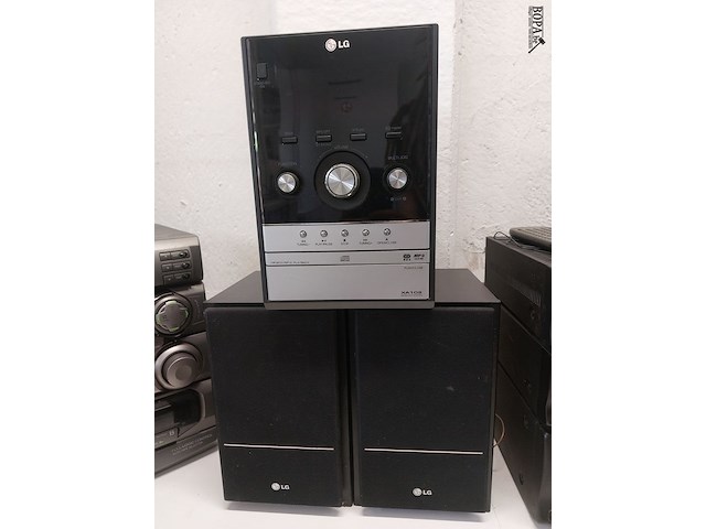 Lot 72 - micro hifi-system lg xa102 - afbeelding 1 van  2