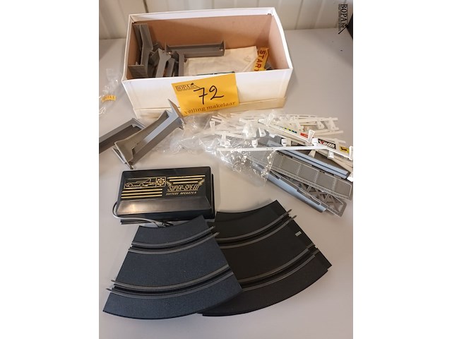 Lot 72 - onderdelen vintage autobaan - afbeelding 1 van  3