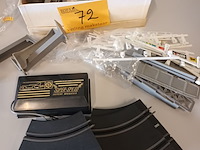 Lot 72 - onderdelen vintage autobaan - afbeelding 1 van  3