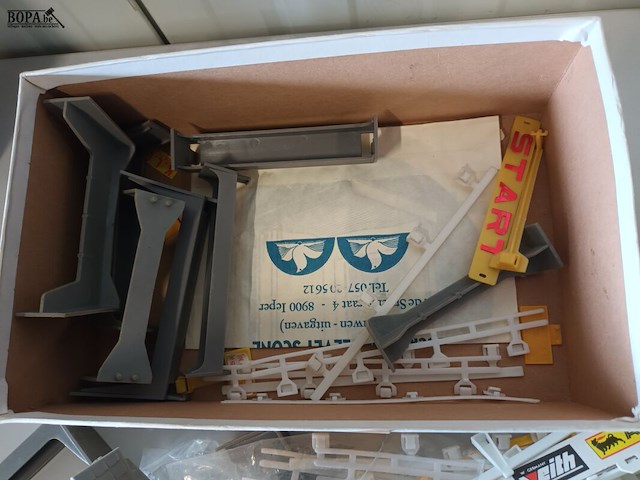 Lot 72 - onderdelen vintage autobaan - afbeelding 3 van  3