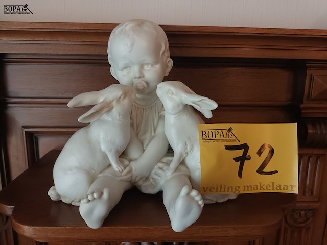 Lot 72 - porselein beeldje baby met konijnen - afbeelding 1 van  5