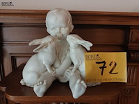 Lot 72 - porselein beeldje baby met konijnen - afbeelding 1 van  5