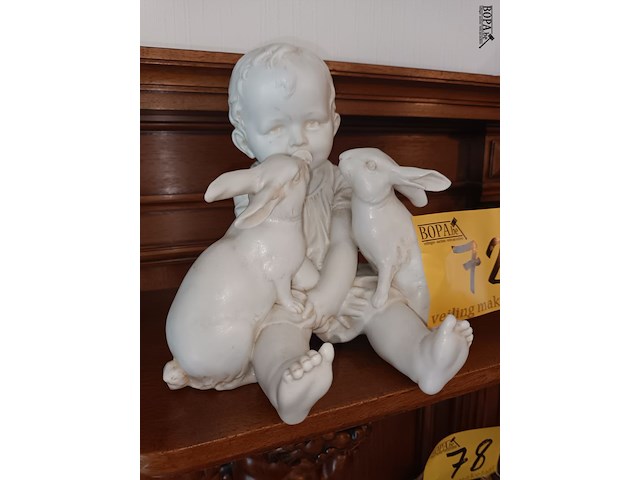 Lot 72 - porselein beeldje baby met konijnen - afbeelding 2 van  5