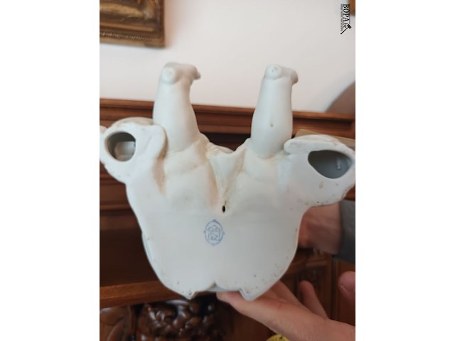 Lot 72 - porselein beeldje baby met konijnen - afbeelding 3 van  5