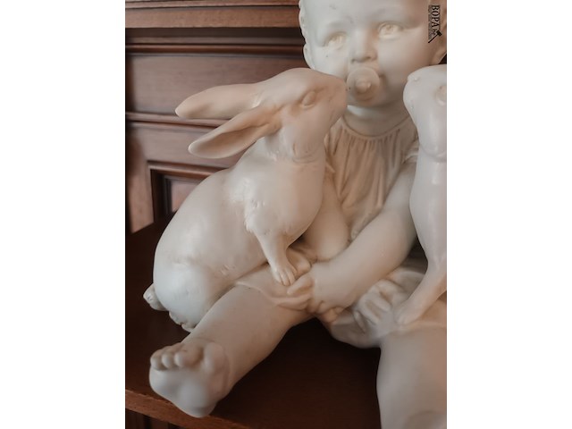 Lot 72 - porselein beeldje baby met konijnen - afbeelding 4 van  5
