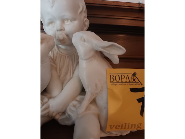 Lot 72 - porselein beeldje baby met konijnen - afbeelding 5 van  5