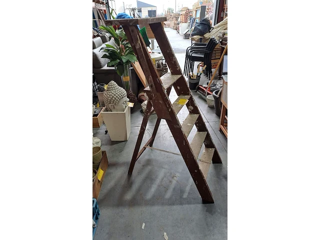 Lot 72 - schildersladder in hout decoratief - afbeelding 1 van  3
