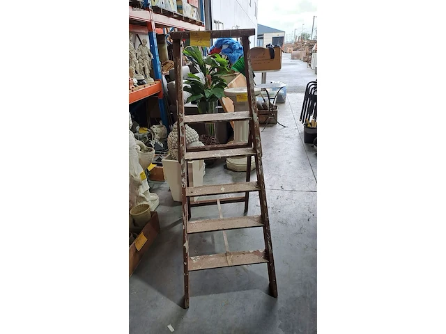Lot 72 - schildersladder in hout decoratief - afbeelding 2 van  3