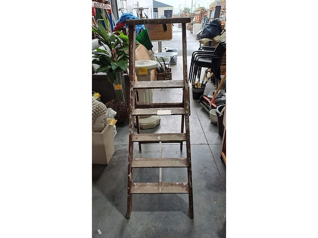 Lot 72 - schildersladder in hout decoratief - afbeelding 3 van  3