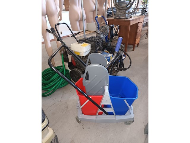 Lot 72 - schoonmaak trolley - afbeelding 1 van  4