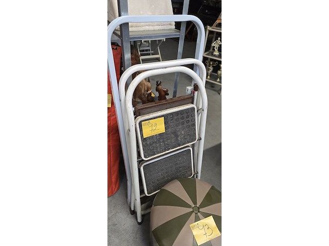 Lot 72 - trapladders 3 stuks - afbeelding 1 van  4