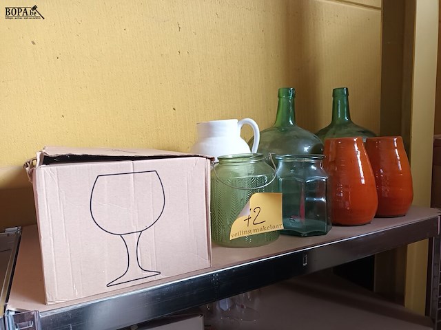 Lot 72 - vazen en st. bernardusglazen - afbeelding 1 van  2