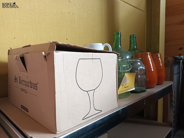 Lot 72 - vazen en st. bernardusglazen - afbeelding 2 van  2