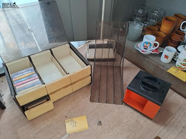 Lot 72 - vintage houders voor cassettes en lp's - afbeelding 1 van  4