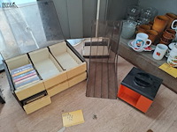 Lot 72 - vintage houders voor cassettes en lp's - afbeelding 1 van  4