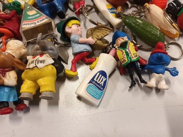 Lot 72 - vintage sleutelhangers. 40 stuks - afbeelding 2 van  6
