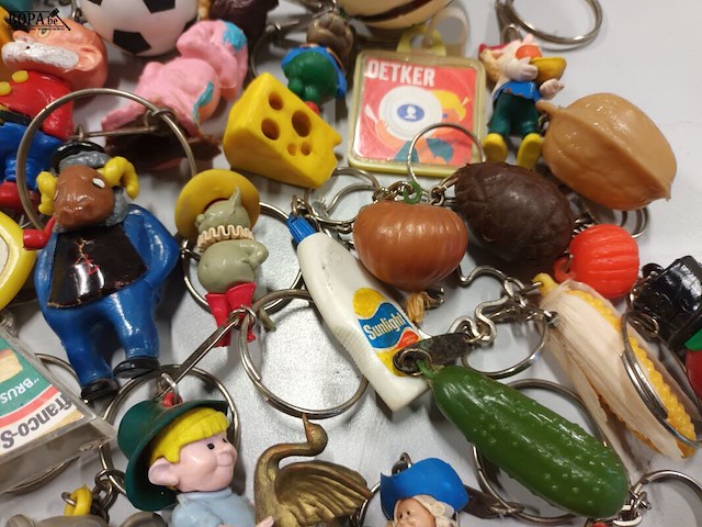 Lot 72 - vintage sleutelhangers. 40 stuks - afbeelding 3 van  6