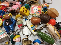 Lot 72 - vintage sleutelhangers. 40 stuks - afbeelding 3 van  6