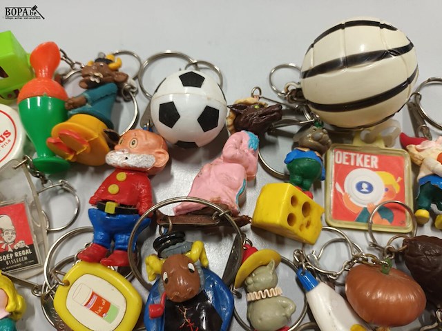 Lot 72 - vintage sleutelhangers. 40 stuks - afbeelding 4 van  6