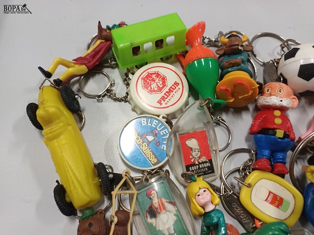 Lot 72 - vintage sleutelhangers. 40 stuks - afbeelding 5 van  6