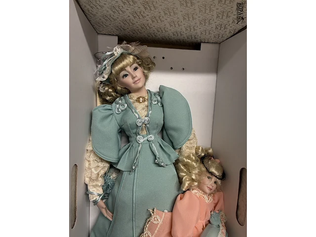 Lot 72 - vintage verzamelpop in doos - franklin heirloom dolls - afbeelding 4 van  5