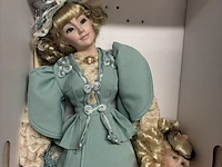 Lot 72 - vintage verzamelpop in doos - franklin heirloom dolls - afbeelding 4 van  5